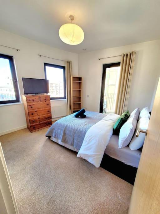 Battersea Power Station Suite London Exteriör bild